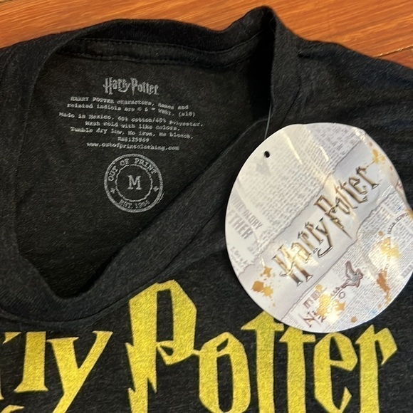 ⭐️ New Harry Potter Out of Print T-Shirt Book Themed Size Medium - Picture 3 of 7